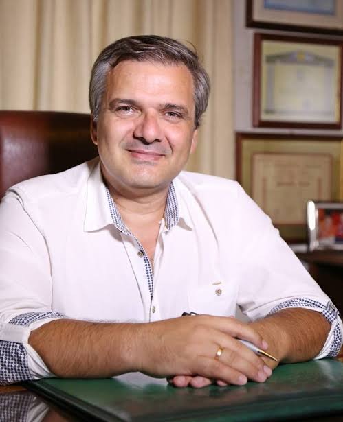 Ο ιατρός Δημήτρης Ρηγόπουλος στο γραφείο του